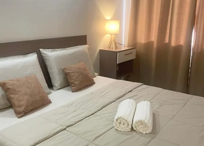 Furnished Family Near It Park And Waterfront With Pool, Wifi, Gym Access 4*